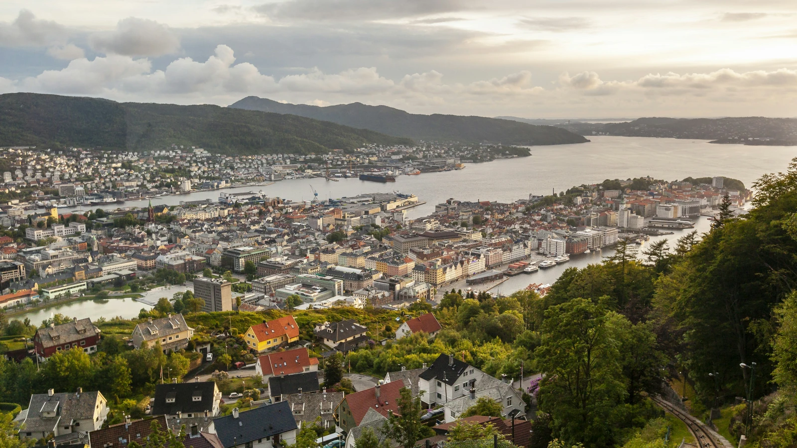 SUV-Miete Bergen Norwegen für Fjord-Roadtrips ohne Kaution
